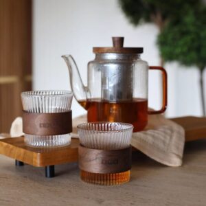 KARL teekomplekt – 550 ml teekann ja 2 klaastassi, merevaigukollaste käepidemetega